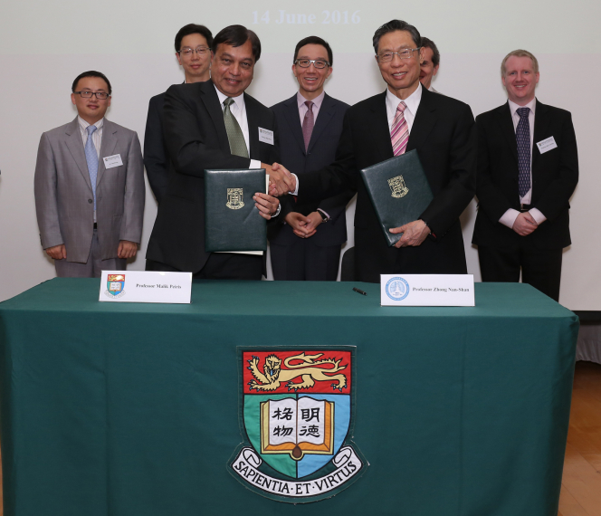 Professor Malik Peiris (Left on the first row), Tam Wah-Ching Professor in Medical Science, Chair Professor of Virology and Director of School of Public Health, Li Ka Shing Faculty of Medicine, HKU and Professor Zhong Nan-shan (Right on the first row), Director of State Key Laboratory of Respiratory Disease signed a Memorandum of Understanding to facilitate research collaboration between the two institutions.